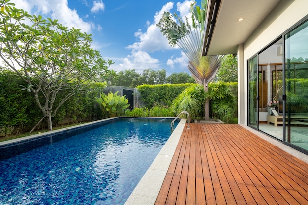 Zdjęcie basen i taras w ogrodzie luksusowego domu