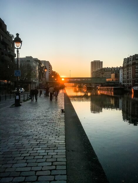 Basen La Villette o zachodzie słońca, Paryż, Francja