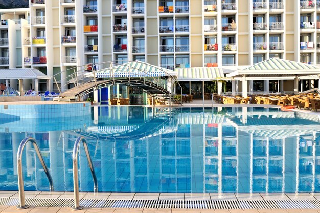 Zdjęcie basen na świeżym powietrzu w ładnym hotelu