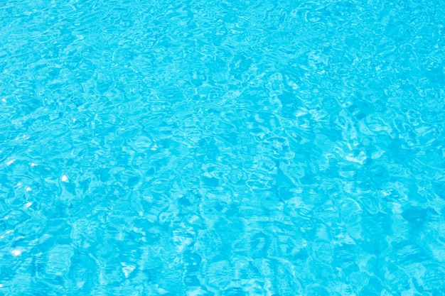 Zdjęcie basen niebieska woda powierzchni z jasne światło słoneczne odbicie.