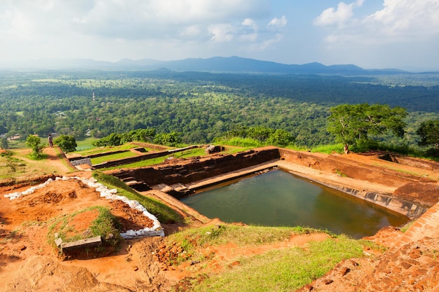 Basen W Królewskim Kompleksie Pałacowo-ogrodowym Na Szczycie Sigiriya Rock Lub Lion Rock W Pobliżu Dambulla Na Sri Lance