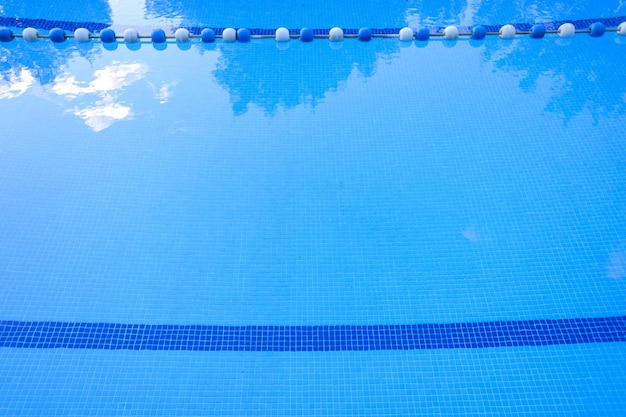 Zdjęcie basen z niebieską wodą