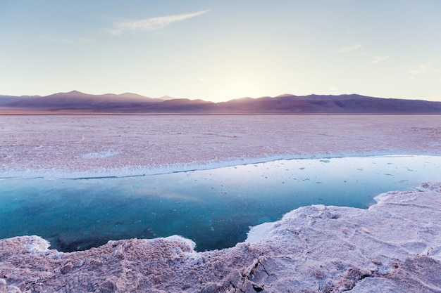 Basen ze słoną wodą w Salinas Grandes Salt Flat - Jujuy, Argentyna. Niezwykłe krajobrazy naturalne.