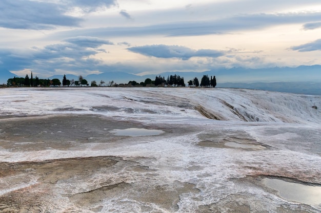 Baseny trawertynowe lub tarasy Pamukkale, Turcja. Białe skały włączone do rezerwatu narodowego na liście światowego dziedzictwa UNESCO.