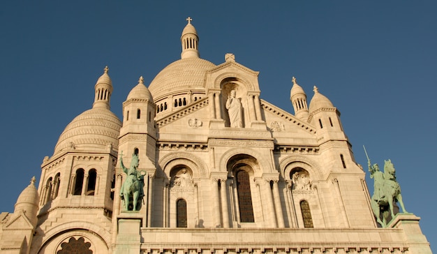 Basilique du Sacre Coeur w Paryżu w słoneczny dzień