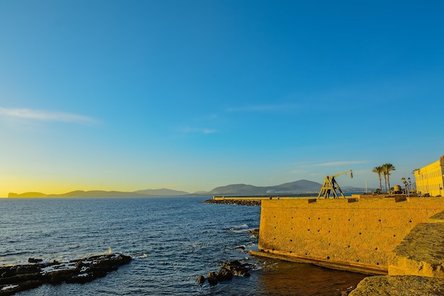 Bastion Alghero w pogodny dzień o zachodzie słońca