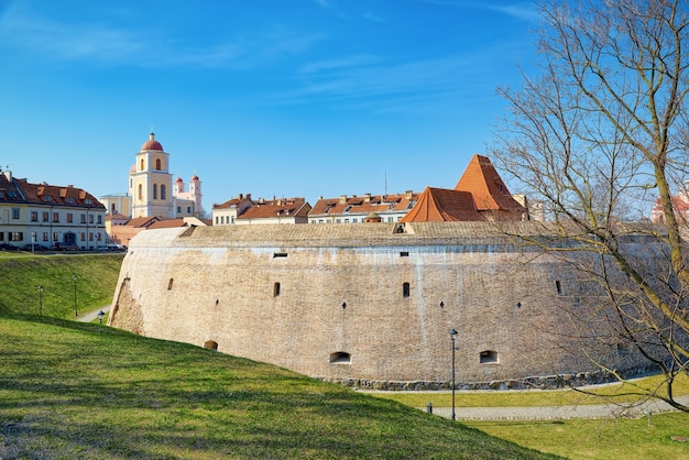 Zdjęcie bastion wileńskiego muru miejskiego litwa