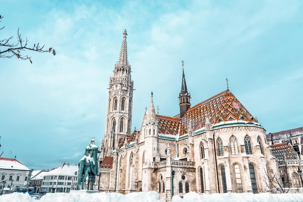 Baszta Rybacka we wczesnych godzinach porannych ośnieżonych ulic Budapesztu