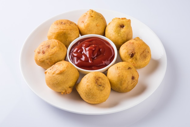 Batata Vada lub Aloo Bonda to smaczna i popularna indyjska przekąska na herbatę serwowana z zielonym chilli i ketchupem. Selektywne skupienie