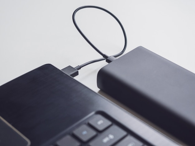 Bateria zewnętrzna kabel i laptop zbliżenie
