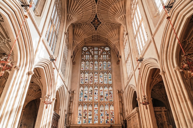 Bath, Wielka Brytania - 30 sierpnia 2019: Wnętrze kościoła opactwa St.Peter i St.Paul, powszechnie znany jako Bath Abbey