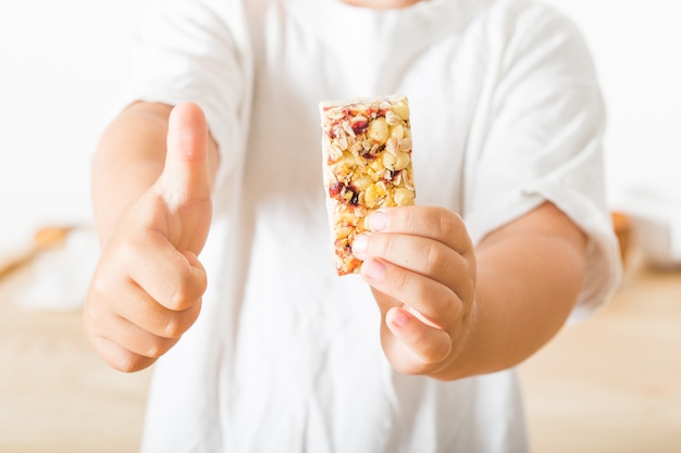 Baton zbożowy muesli z orzechami, owocami i jagodami