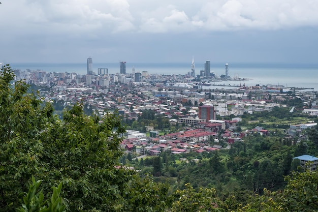 BATUMI GEIRGIA WRZESIEŃ 2021 ariel panoramiczny widok starego miasta i wieżowców z morzem z gór