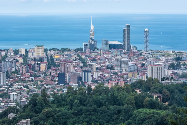 BATUMI GEOIRGIA WRZESIEŃ 2021 ariel panoramiczny widok starego miasta i wieżowców z morzem z gór