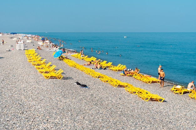 Batumi Gruzja 30 sierpnia 2022 Ludzie odpoczywają na plaży w Batumi