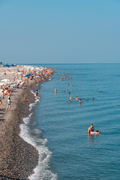 Batumi Gruzja 30 sierpnia 2022 Ludzie relaksują się na plaży w Batumi Tourism