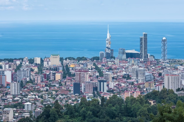 BATUMI GRUZJA WRZESIEŃ 2021 ariel panoramiczny widok na stare miasto i wieżowce z morzem z gór