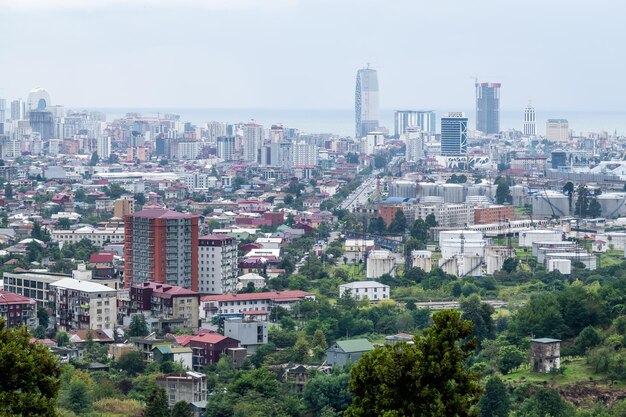 BATUMI GRUZJA WRZESIEŃ 2021 ariel panoramiczny widok na stare miasto i wieżowce z morzem z gór