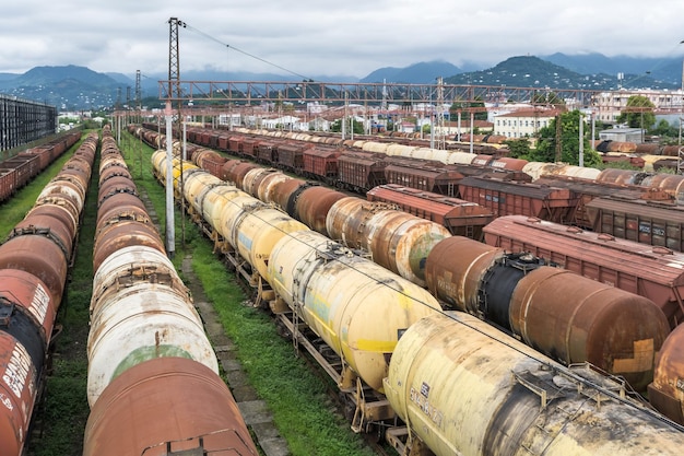 BATUMI GRUZJA WRZESIEŃ 2021 Długie kolejowe pociągi towarowe z dużą ilością wagonów stoją na parkingu