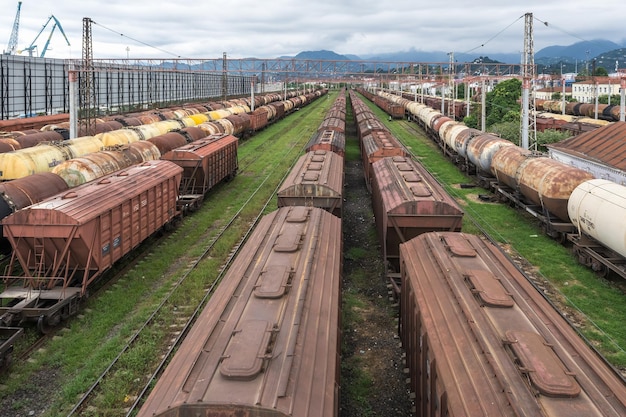 BATUMI GRUZJA WRZESIEŃ 2021 Długie kolejowe pociągi towarowe z dużą ilością wagonów stoją na parkingu