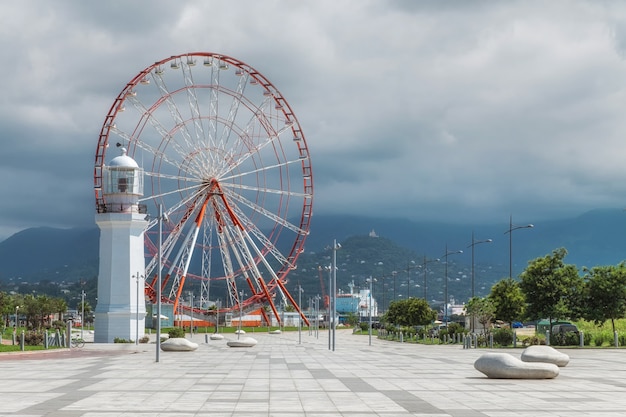 Batumi Nad Brzegiem Morza Z Ferris Wheel Latarni Gór