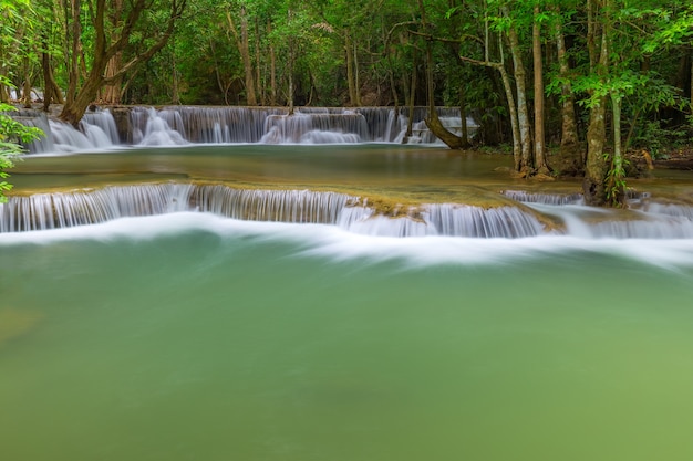 Bautiful Huay Mae Kamin Wodospad w prowincji Kanchanaburi