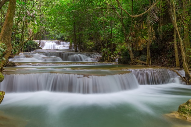 Bautiful Huay Mae Kamin Wodospad w prowincji Kanchanaburi