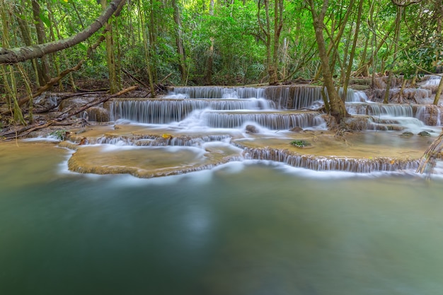 Bautiful Huay Mae Kamin Wodospad W Prowincji Kanchanaburi