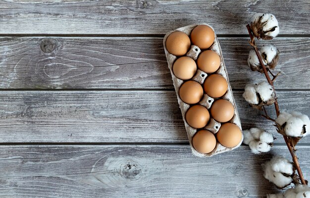 Bawełniany Kwiat I Easter Jajka Na Drewnianym Tle