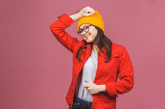 Bawić się! Portret szczęśliwa młoda modniś kobieta w żółtym kapeluszu i czerwonej koszula