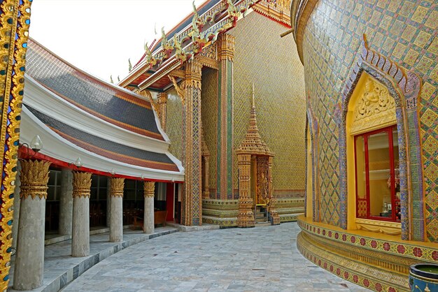 Baza Pagody otoczona okrągłym korytarzem w buddyjskiej świątyni Wat Ratchabophit, Bangkok, Tajlandia