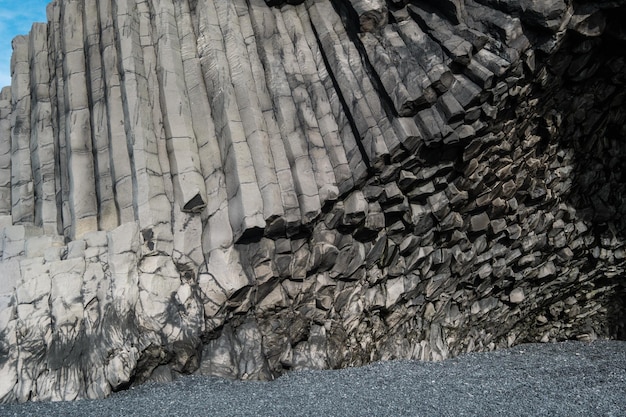 Bazaltowe filary skalne Kolumny na plaży Reynisfjara w pobliżu Vik Południowa Islandia Unikalne geologiczne formacje wulkaniczne Zapisz u podnóża góry Reynisfjall