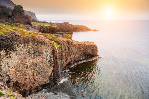 Zdjęcie bazaltowe klify na brzegu oceanu atlantyckiego na wyspie disco, zachodnia grenlandia