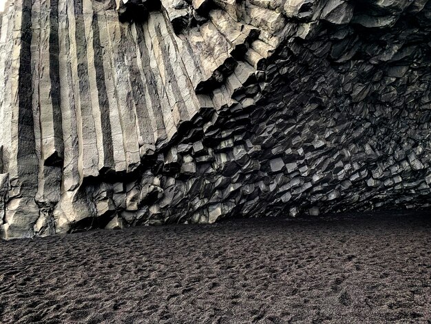 Bazaltowe kolumny powstałe, gdy lawa utwardza czarną wulkaniczną plażę Vik Myrdalshreppur, Islandia