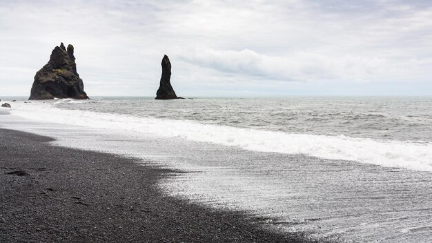 Bazaltowe skały Reynisdrangar na plaży Reynisfjara