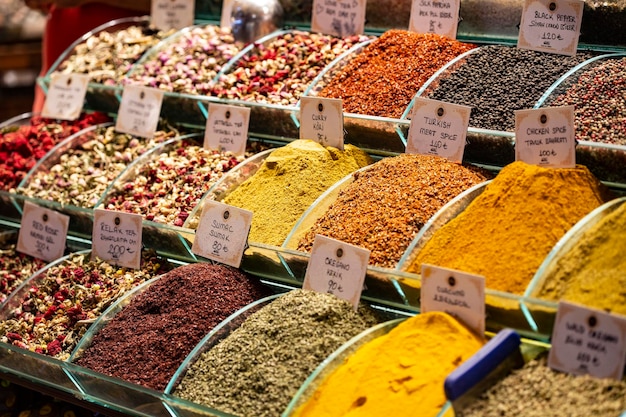 Bazar egipski z dużą ilością przypraw, suszonych owoców i herbaty, Stambuł, Turcja