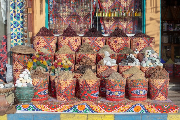 bazar przypraw z ziołami i przyprawami na sprzedaż na ulicznym starym rynku w Sharm El Sheikh w Egipcie
