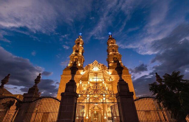 Zdjęcie bazylika katedry aguascalientes w historycznym centrum kolonialnym w pobliżu plaza de la patria