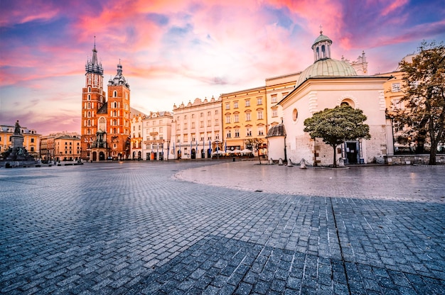 Bazylika Mariacka na głównym placu Krakowa Zamek na Wawelu Historyczne centrum miasta ze starożytną architekturą