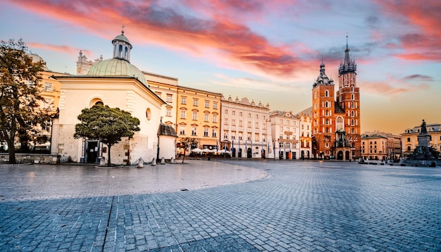 Bazylika Mariacka na głównym placu Krakowa Zamek na Wawelu Historyczne centrum miasta ze starożytną architekturą