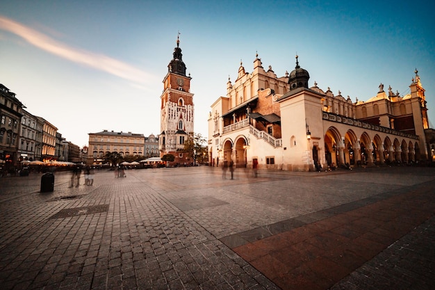 Bazylika Mariacka na głównym placu Krakowa Zamek na Wawelu Historyczne centrum miasta ze starożytną architekturą