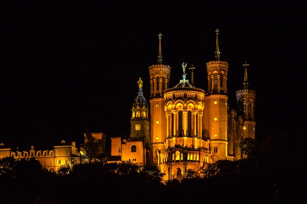 Bazylika Notre Dame de fourviere w Lyonie we Francji nocą