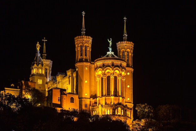 Bazylika Notre Dame de fourviere w Lyonie we Francji nocą