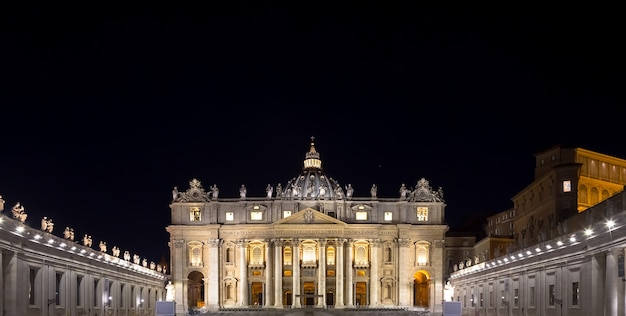 Bazylika Papieska świętego Piotra W Watykanie Oświetlona Nocą, Zaprojektowana Przez Michała Anioła I Berniniego