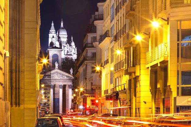 Bazylika SacreCoeur nocą w Paryżu we Francji