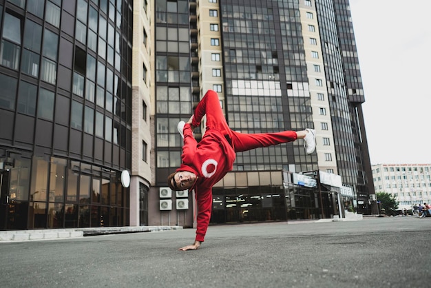 Bboy break dance zamroził się na świeżym powietrzu, ruch hip-hopowy