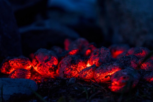 BBQ Grill Pit ze świecącymi i płonącymi brykietami z gorącego węgla drzewnego