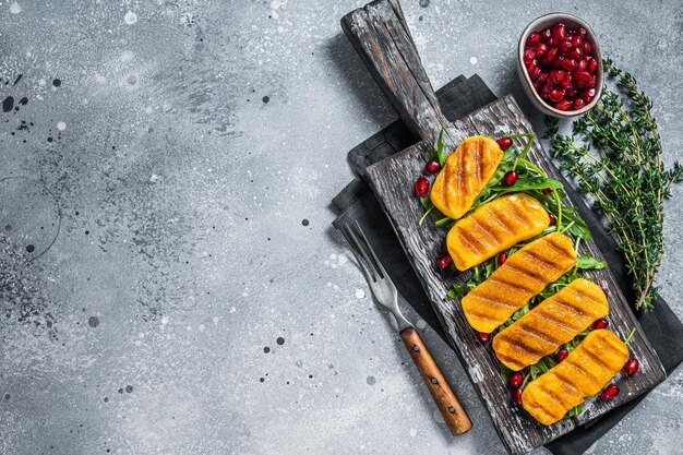 Bbq Grillowany Ser Halloumi Z Rukolą Na Desce. Szare Tło. Widok Z Góry. Skopiuj Miejsce.