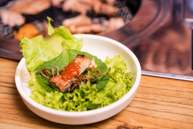 Bbq Koreański Grill Bufet Grillowy Okład Mięsny Zielony Liść Warzyw Do Jedzenia W Restauracji