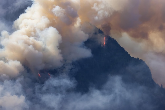 BC Pożar lasu i dym nad górą w pobliżu Hope